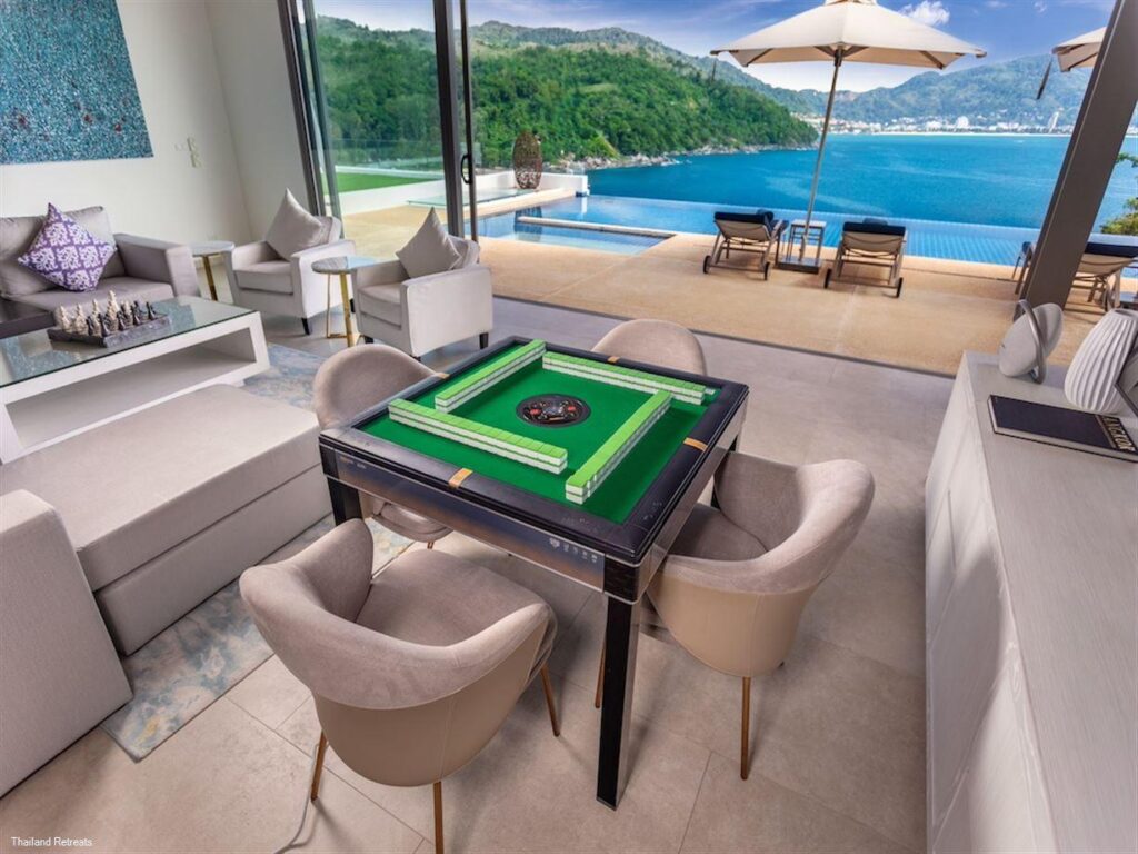 play mahjong in holiday